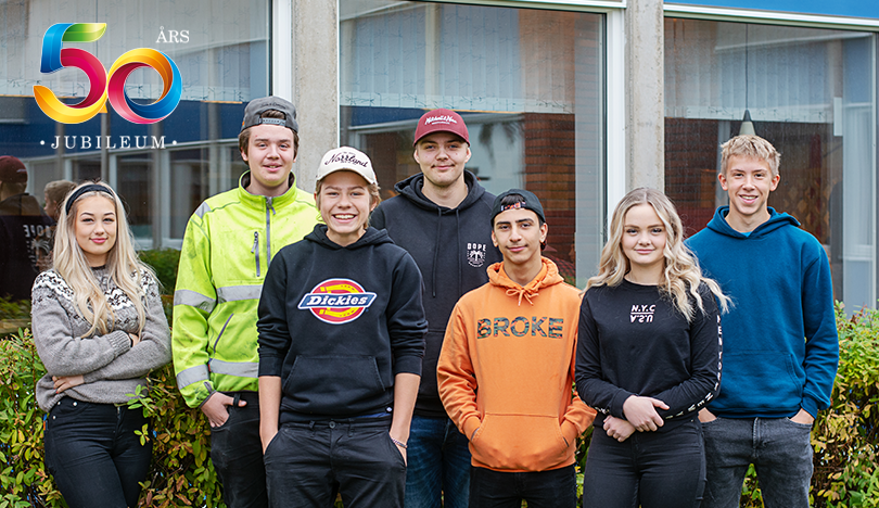 En grupp framför Hjalmar Strömerskolan.