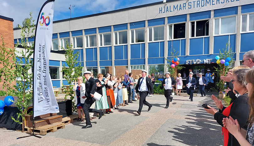 Studenter springer ut från Hjalmar Strömerskolan.