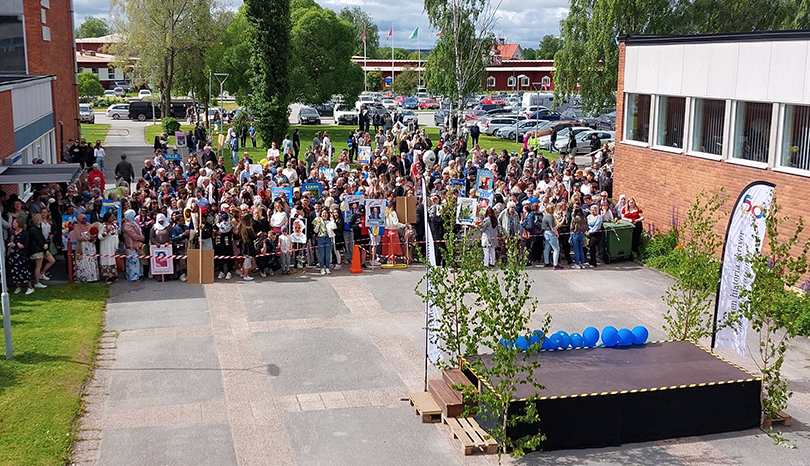 Folkmassa väntar på studenter.