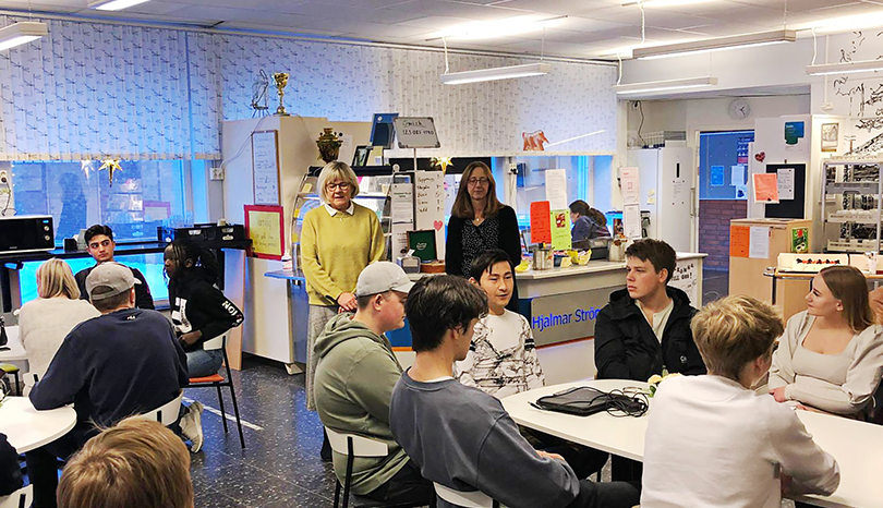 Elever på Hjalmar Strömerskolan sitter i cafeterian.