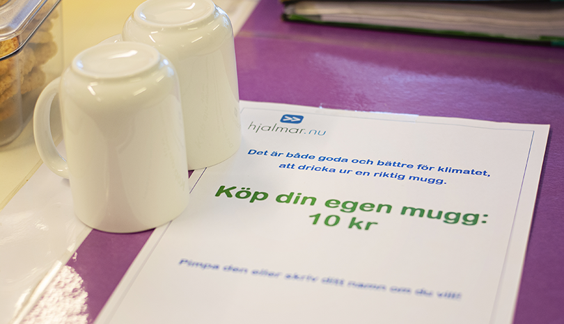 Porslinsmuggar på bord