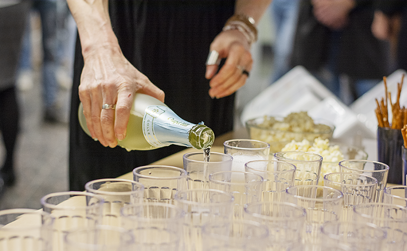 Dryck hälls upp i glas