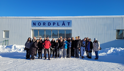 En stor grupp människor samlade i en gruppbild.